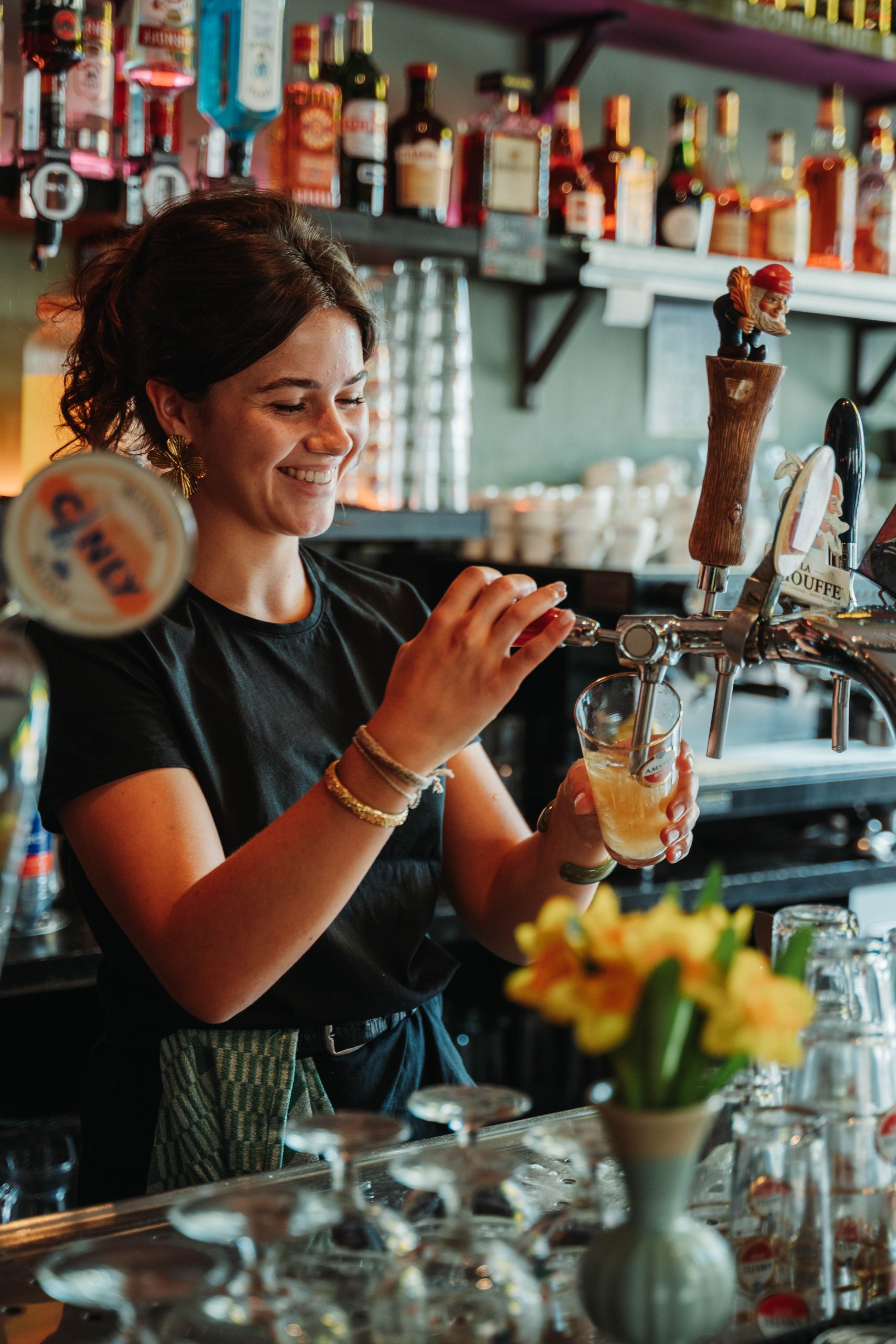 Een biertje wordt getapt bij Café Ledig Erf